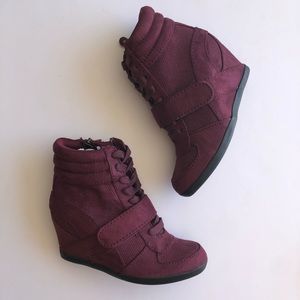 Simply Vera Wang NWOB Magenta Wedge Sneakers